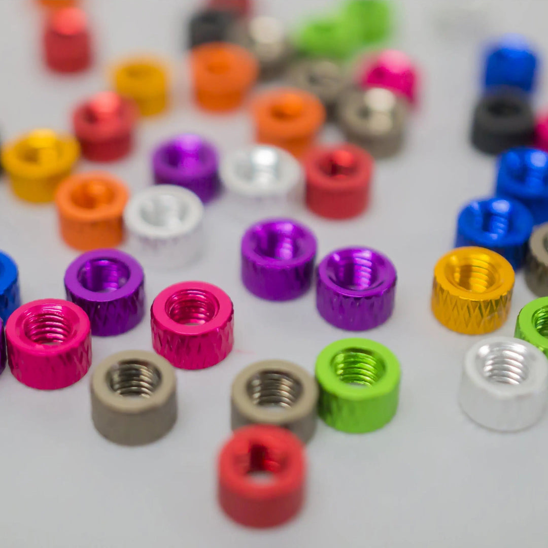 Entretoise M3, aluminium moleté, Shorties - Choisissez la couleur